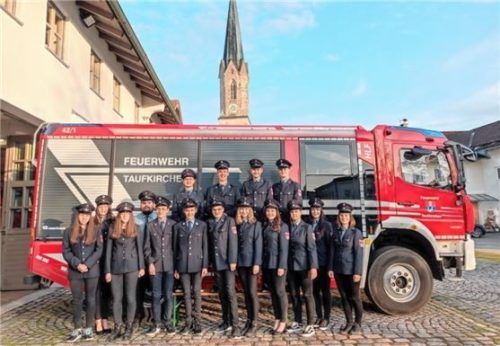 Jugenfeuerwehrler Taufkirchen und Zeiling mit den Jugendwartinnen Bernadette Löw und Kathrin Mittermaier (rechts außen). Foto Kutzner