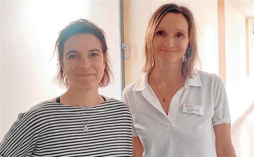 Kathrin B. (links) aus Übersee hat dem Hirntumor in ihrem Kopf den Kampf angesagt – zusammen mit den Experten der Neurochirurgie um Dr. Mirjam Fuchs in der Schön Klinik Vogtareuth. Foto mb
