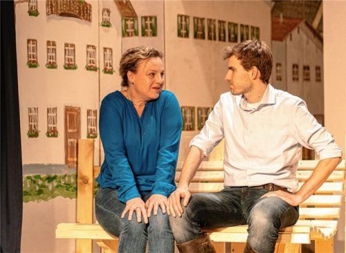 Kein Zweifel, die Rohrdorfer Theaterer sind mit echter Spielfreude am Werk, wie dieses Bild bei einer Probe zeigt (Franziska Faltermeier als Agnes Bernhofer, die Bäuerin vom ledigen Hof und Simon Hausstetter als ihr Großknecht).Foto Thomae