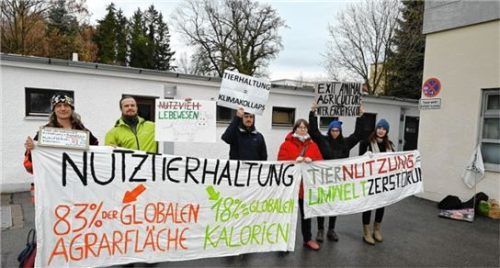 Klimaaktivisten bezogen vor der Auerbräu-Festhalle Stellung – wohl auch wegen des Auftritts des Schweizer Wissenschaftlers.