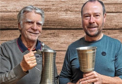 Klubmeister Hans-Peter Kremers (links) und Pokalsieger Gerd Heger mit den Pokalen.Foto re
