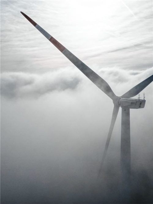 Kommt der Windpark in Mehring doch? Noch hat sich der Nebel nicht gelichtet, fest steht aber: Nach dem erfolgreichen Bürgerentscheid gegen das Projekt machen Wirtschaft und Politik weiter Druck. Foto dpa