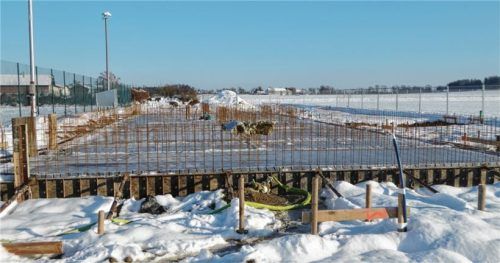 Kurz vor dem Wintereinbruch konnte die Bodenplatte des Funktionsgebäudes gegossen werden.