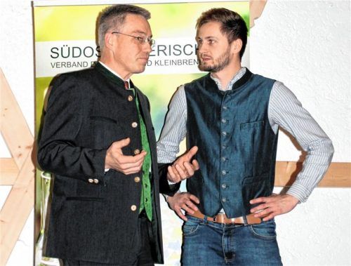 Landrat Otto Lederer (links) und Kajetan Schnitter im Gespräch über Anliegen und Herausforderungen der Brenner. Für Ärger sorgte eine Ankündigung eines Referenten. Foto Strim