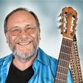Mit spitzer Zunge und flottemGitarrenspiel durch den Alltag