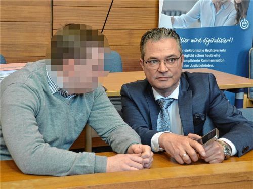 Letzte Gelegenheit für Beweisanträge: Der Angeklagte Sebastian T. beredet sich am gestrigen 8. Februar mit Verteidiger Dr. Wolfgang Frank. Foto Monika Kretzmer-Diepold
