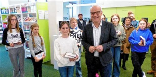 Louisa Ribbe aus Bad Aibling freut sich mit dem Kulturreferenten des Landkreises, Christoph Maier-Gehring. Foto re