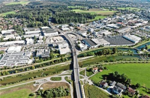 Luftbildaufnahme der Teilverkehrsfreigabe der B15, Westtangente Rosenheim. Foto Staatliches Bauamt Rosenheim.