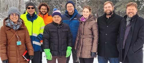 Machten sich ein Bild vom neuen Retentionsfilterbecken: (von links) Monika Sichler-Schwingenheuer vom Landratsamt, Georg Schedel vom Wasserwirtschaftsamt Rosenheim, Tobias Pistor von der R und H Umwelt GmbH, Thomas Hofmann vom Zweckverband Gewässerunterhalt, Jan Herzschuh von der Europplan Ingenieure GmbH, Regina Maier, Leiterin des Eggstätter Bauamts, Gemeinde-Geschäftsstellenleiter Johannes Halser und Bürgermeister Christoph Kraus.Foto re