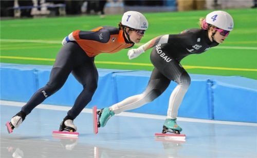 Maira Jasch vom DEC Inzell (rechts) überzeugte mit starken Vorstellungen bei den Junioren-Weltmeisterschaften im Eisschnelllauf. Foto Walter Hohler