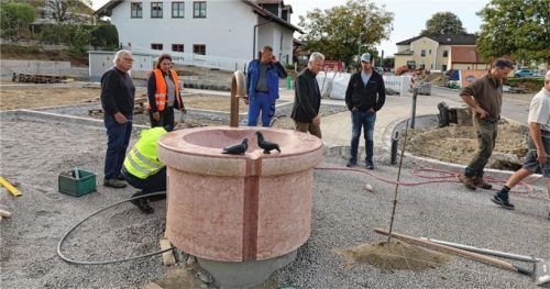Markiert die neue Dorfmitte in Vogtareuth: der Brunnen, den der ansässige Künstler Alfred Regnet gestaltet hat.