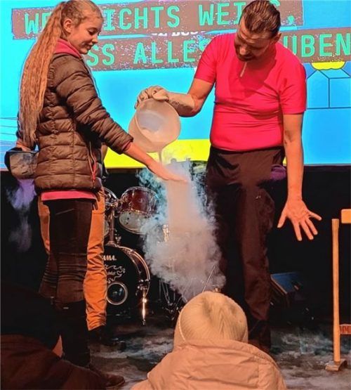 Martin Puntigam moderierte die Doppelveranstaltung im Ballhaus, hier mit Katharina Berchtold, Klasse 7b. Foto re