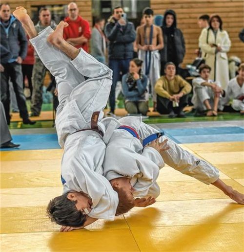 Maxim Weisser (rechts) siegt hier mit einem tiefen Schulterwurf. Foto Ludwig Tradler