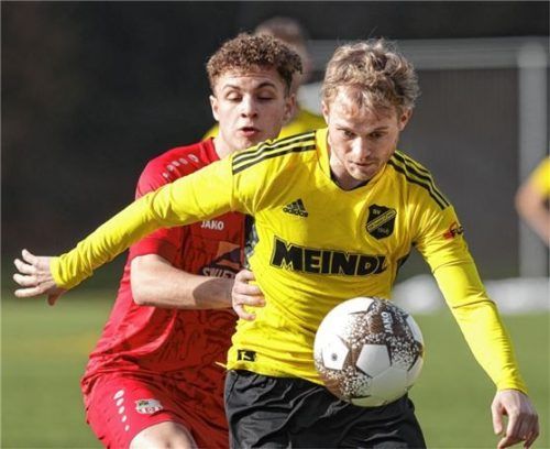 Maximilian Reiter vor Alessandro Discetti (links). Foto Hans Weitz