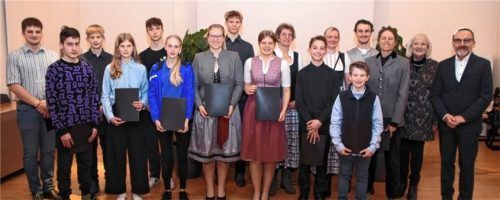 Mit den Geehrten freuten sich Dritte Bürgermeisterin Monika Marx (Zweite von rechts) neben Bürgermeister Olaf Kalsperger (rechts). Foto Ruprecht