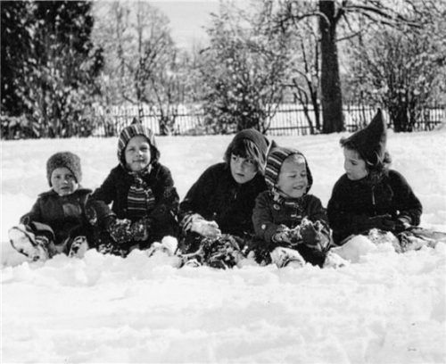 Mit Fotos aus ihrem Familienalbum illustriert Christl Fitz ihr Buch. Foto re
