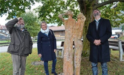 Monika Stein stellt ihre Skulptur Himmigucker in Grassau aus. Eine Idee von Kulturreferent Dr. Hans Grabmüller (links) und Bürgermeister Stefan Kattari.