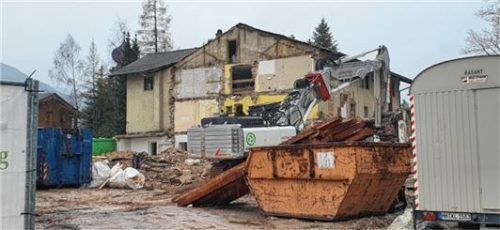Nach dem Abbruch des Posthotels an der Sudelfeldstraße werden dort zwei neue Baukörper errichtet.