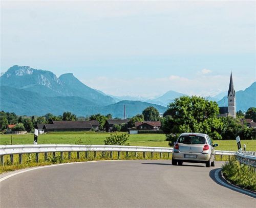 Nachverdichtung am südlichen Ortsrand von Pfaffenhofen: Im Prinzip gerne, sagt der Gemeinderat. Aber wie dicht und wie hoch es werden darf, ist umstritten.Foto Heinz