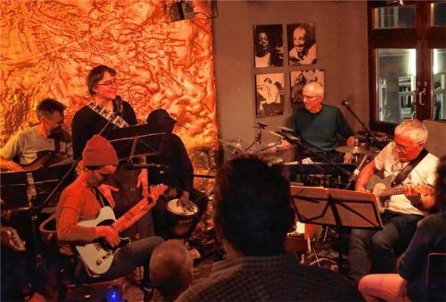 Neu formiert präsentierte sich die Band „Roverandom“ auf der engen Bühne des „Le Pirate“. Foto friedrich