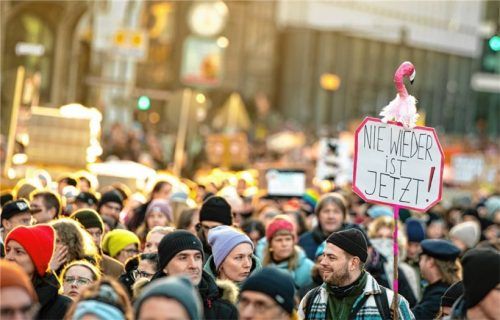 „Nie wieder ist jetzt“ steht auf einem Plakat bei der Demonstration gegen Rechtsextremismus. Hunderttausende setzten zuletzt auf Kundgebungen ein Zeichen des Widerstands gegen rechtsextreme Umtriebe. Foto dpa