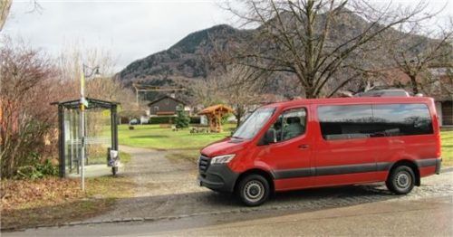Noch ist der Bus klein, der Fortschritt in Sachen Nahverkehr, den er den Nussdorfern bringt, aber gewaltig: Mit dem MVV-Beitritt gibt es die seit langem gewünschte Verbindung nach Brannenburg. Und was den Bus anbelangt: Der wird in Bälde größer sein und zudem barrierefrei.