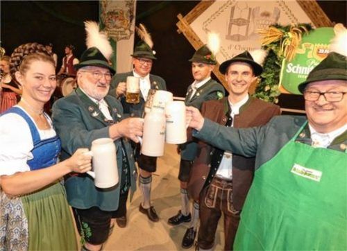 Nur zwei beherzte Schläge benötigte Bürgermeister und Schirmherr Gerhard Wirnshofer (rechts) beim Anzapfen.