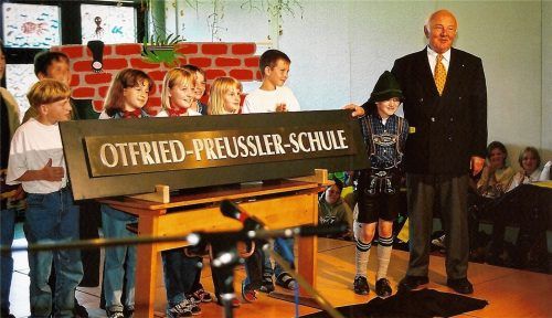 Otfried Preußler im Jahr 1999 bei der Umbenennung der einst von ihm geleiteten Schule, die seitdem seinen Namen trägt. Foto Schlecker