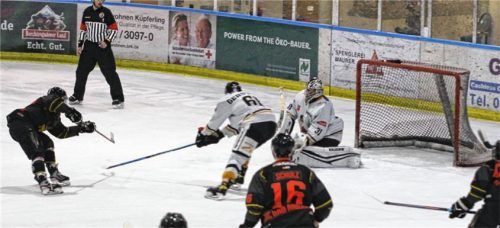 Patrick Fritz (links) traf im Heimspiel doppelt. Hier sein Treffer zum 3:0.Foto Hadersbeck