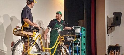 „Postler“ Seppi Liedl und „Bierfahrer“ Christian Leberfinger hatten es auf den Bürgermeister, einige Gemeinderäte und ein paar Musikanten abgesehen. Foto Ladner