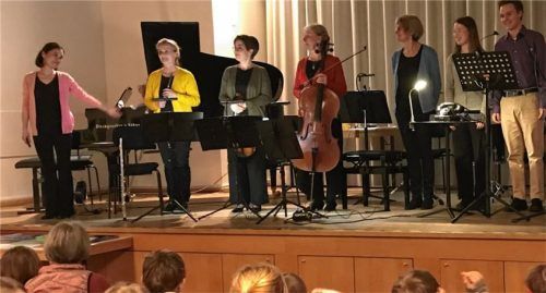 Präsentierten auf der Bühne einen spannenden Krimi im musikalischen Rahmen: (von links) Yume Hanusch, Alice Guinet, Marija Hackl, Birgit Saßmannshaus und Christine Krebs sowie die beiden Erzähler Mayumi und Raphael Hanusch im Hans-Fischer-Saal.Foto prokop