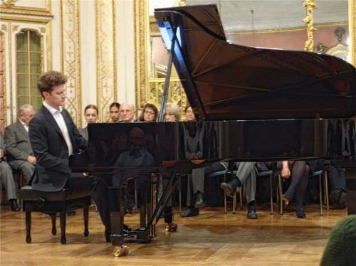 Räumte mit musikalischen Klischees auf: Alexander Krichel bei seinem Konzert im Neubeurer Schlosssaal. Foto füchtner