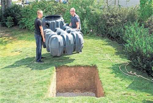 Regenwasserzisterne bei der Montage: Manche Kommunen geben Geld dazu. Foto GRAF / BHW Bausparkasse
