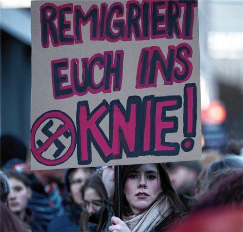 „Remigration“, das Unwort des Jahres 2023, wird laut Bundeszentrale für politische Bildung seit einigen Jahren von Rechtspopulisten und Rechtsextremen als Euphemismus für die Forderung nach massenhaften Ausweisungen von Menschen mit Migrationshintergrund genutzt. Das Wort ist auf den Demos gegen rechts daher omnipräsent.Foto dpa