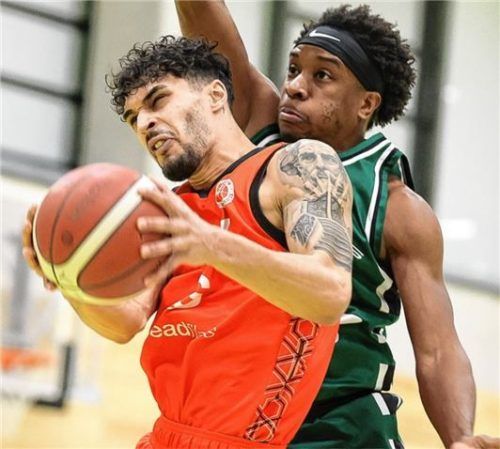 Rosenheim obenauf: Jguwon Hogges gegen Traunsteins Top-Werfer Adrian Mitchell (vorne).Foto Hans Weitz