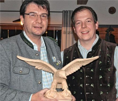 Schützenmeister Franz Kiesmüller von der FSG Aschau (links) und Sepp Staudacher, Schützenmeister der Schützengesellschaft „Chiemgauadler“ von Umrathshausen, mit dem handgeschnitzten Adler.Foto Rehberg
