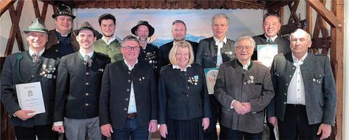 Schützenmeister Michael Feichter (vorne, Zweiter von links) und Zweiter Gauschützenmeister Uwe Kueres (oben links) ehrten (von links, vorne) Sebastian Mayer, Andreas Krüger, Ingrid Sylla, Dietmar de Witte und Valentin Rohrmüller sowie (dahinter, von links) Piet Walton, Michael Lex, Robert Langl, Georg Friedrich und Sebastian Hundhammer.Foto re