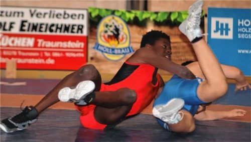 Sein Potenzial hat TVT-Nachwuchsringer Massa Langmann (rotes Trikot) schon aufblitzen lassen. Nun wurde er Dritter bei der „Bayerischen“.Foto Andreas Wittenzellner