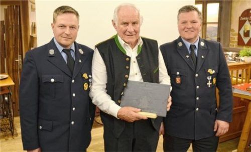 Seit 60 Jahren Mitglieder der Feuerwehr Törwang: Hans Auer (Mitte) nimmt den Dank von Vorsitzendem Josef Wimmer (links) und Zweitem Vorsitzenden Wolfgang Ull entgegen. Foto Hötzelsperger