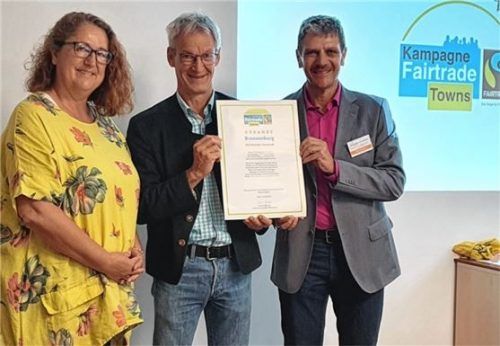 Seit September ist Brannenburg offiziell Fairtrade-Town: Die Zertifizierungsurkunde überreichte Carina Bischke (Fairtrade Deutschland) an Bürgermeister Matthias Jokisch und Helmut Enzinger von der lokalen Steuerungsgruppe (von links).