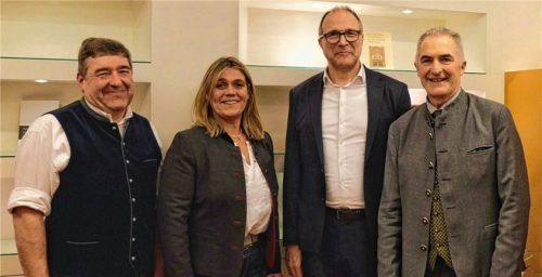 Sie gratulierten Josef Lausch (links): Bezirksrätin Barbara Stein, Alexander Hold, Vize-Präsident des Bayerischen Landtags (Mitte), und Bezirksrat Sepp Hofer.Foto re