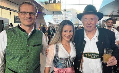 Sie kümmern sich um geflüchtete Kinder: (von links) Vereinsgründer Jens Steinigen aus Siegsdorf, Lisa Loch aus Berchtesgaden und Wolfgang Pichler aus Ruhpolding. Foto  Kas