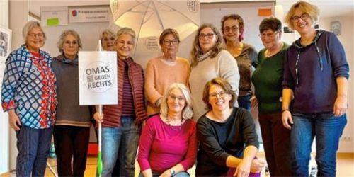 Sie wollen sich für die Demokratie einsetzen: Omas aus der Region haben eine Regionalgruppe der parteiunabhängigen Bürgerinitiative „Omas gegen rechts“ gegründet. Foto omasgegenrechtsrosenheim