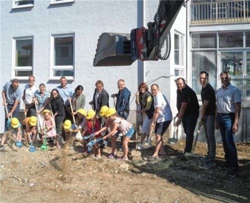 Spatenstich für die Sanierung der alten Grundschule.