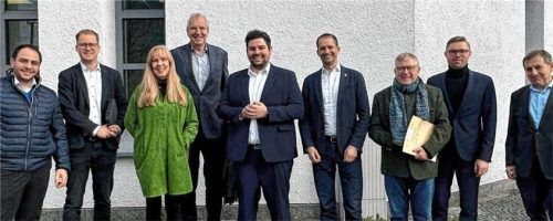 Stadtverwaltung besucht innFactory: (von links) CFO Maximilian Grassl, Dr. Uwe Heller, Geschäftsführer der GRWS, Elke Riedner von der Wirtschaftsförderungsagentur, Dr. Götz Brühl, Geschäftsführer der Stadtwerke Rosenheim, CEO Tobias Jonas, Oberbürgermeister Andreas März, Wirtschaftsdezernent Thomas Bugl, Fabian Artmann, Head of Business Development sowie Finanzdezernent Heinz Bösl.Foto re