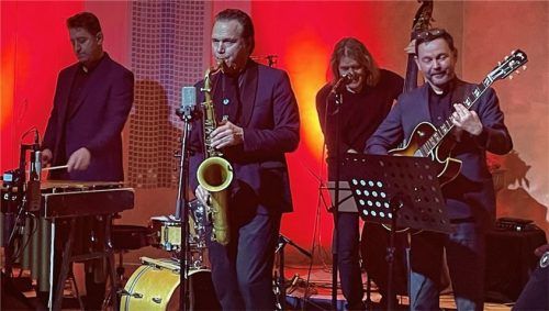 „Stauber & Friends“ waren dieses Mal Mulo Francel am Saxofon, Didi Lowka am Bass, Tim Collins an Schlagzeug und Vibrafon sowie Philipp Stauber an der Gitarre.Foto kirchner