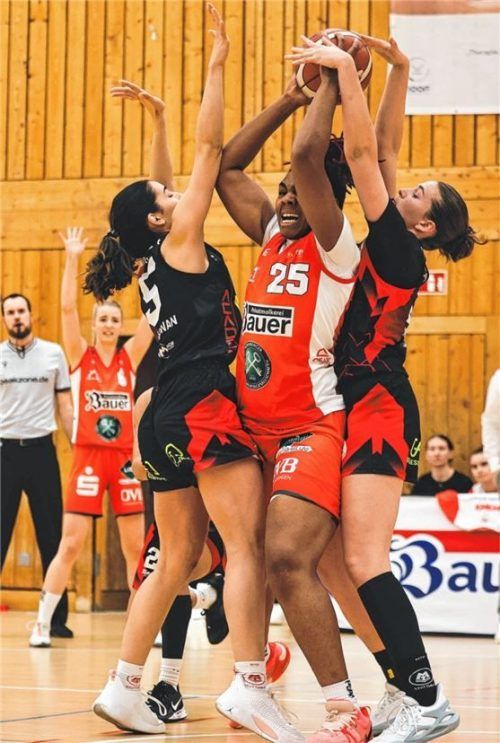 Stuttgarts Defensive hatte mit der starken Kayla Simmons (Mitte) schwer zu kämpfen.Foto Christian Mühlhofer