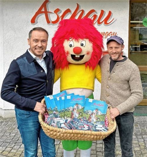 Touristik-Chef Herbert Reiter, Pumuckl und Florian Brückner alias „Meister Eder“ (von links) bei der Ziehung der Gästekartenverlosung. Foto re