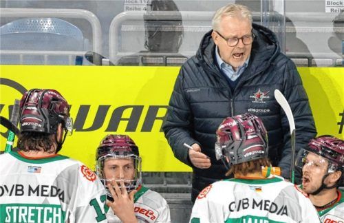 Trainer Jari Pasanen mit lautstarken Anweisungen für seine Spieler in der Schlussphase des Spiels in Krefeld. Foto samla.de