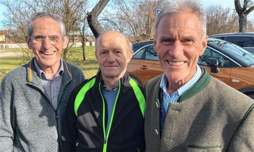 Treffen der ehemaligen Rivalen der Rennbahn in Rott: (von links) Gastgeber Christoph Betzl, Alois Wiesböck und Karl Maier.Foto Kas